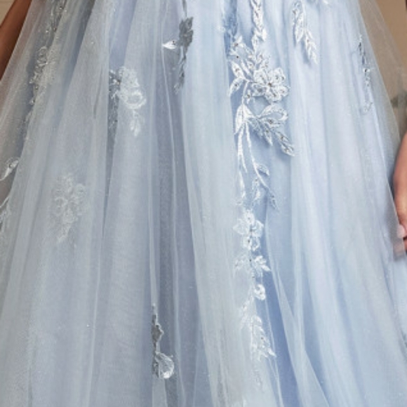 Formal dress - Picture 3 of 7